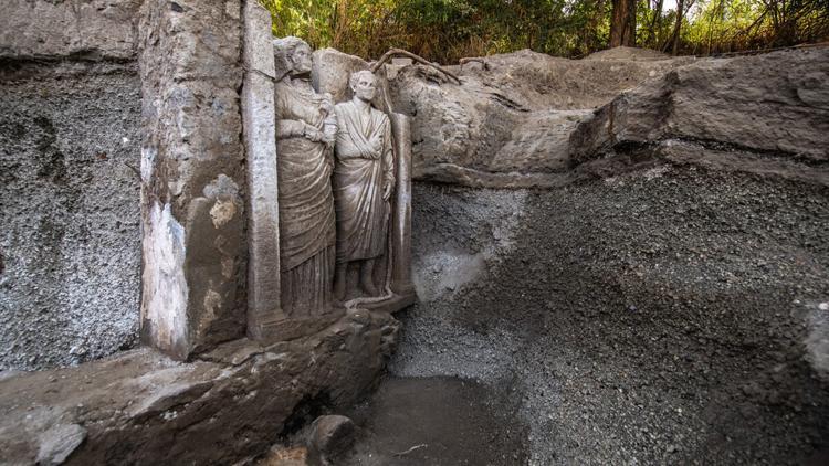 Pompei’de iki adet gerçek boyutlu heykel bulundu
