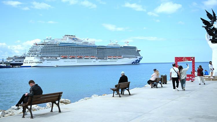 Kuşadasına ilk seferini yapan kruvaziyer 3 bin 560 turist getirdi