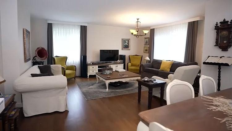 Usta sanatçı Kadıköydeki 4 oda 1 salon evinin kapılarını açtı