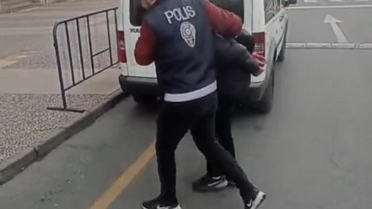İstanbul - Kasımpaşada bin lirasını geri vermeyen kadının bindiği taksiye kurşun yağdırdı; o anlar kamerada