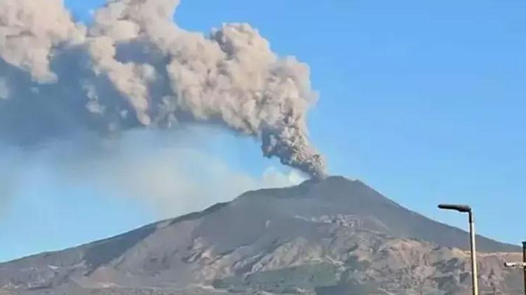 İtalyada Etna Yanardağı yeniden kül ve lav püskürttü