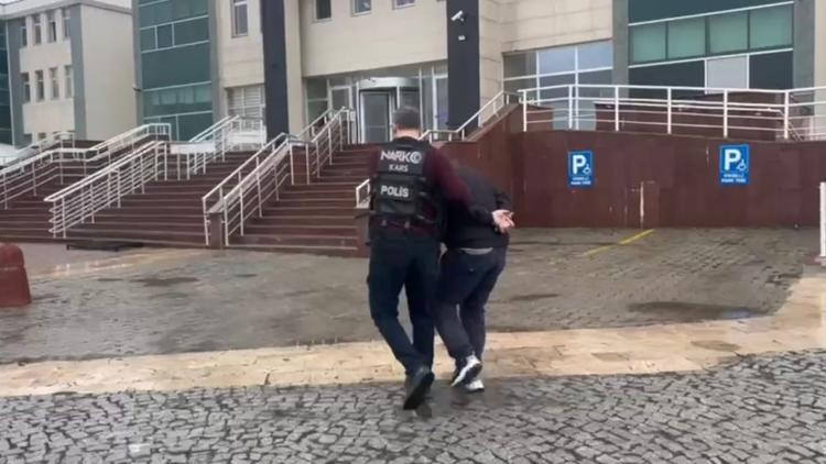 İranlı yolcunun makatından uyuşturucu çıktı