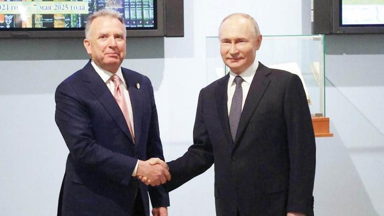 Trump’ın sağ kolu Putin’e gitti