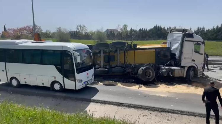 İstanbulda Kaza: Otobüs ile Hafriyat Kamyonu Çarpıştı
