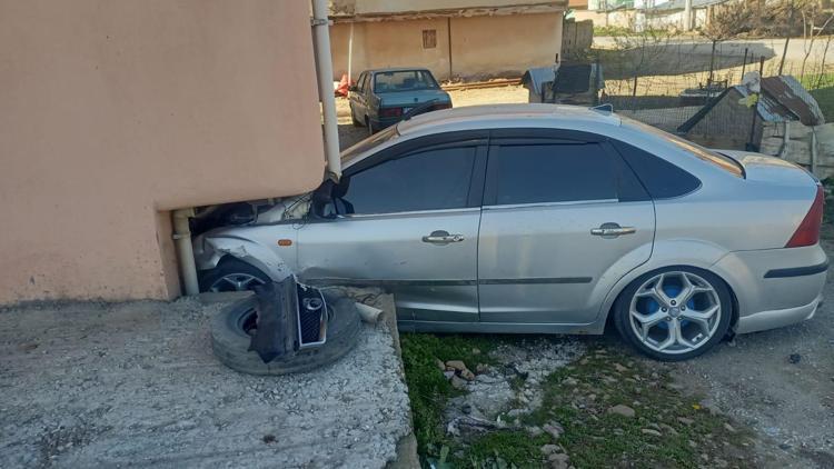 Afyonkarahisarda iki otomobilin çarpıştığı kazada 4 kişi yaralandı