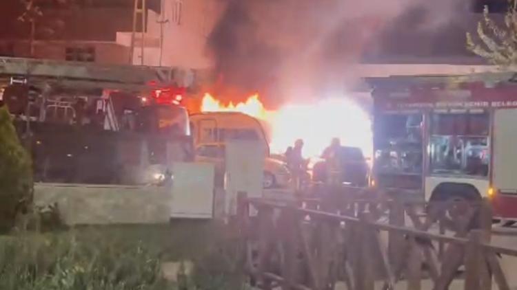 İstanbul- Tuzlada park halindeki cipte çıkan yangın, 5 araca sıçradı