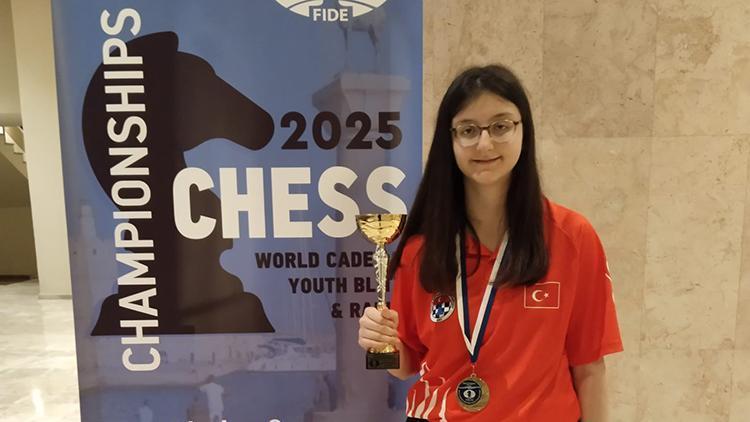 Satranç oyuncusu Arya Aydoğan, 14 yaş altında dünya şampiyonu oldu