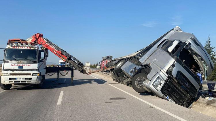 Beyaz eşya yüklü TIR devrildi: 2 yaralı