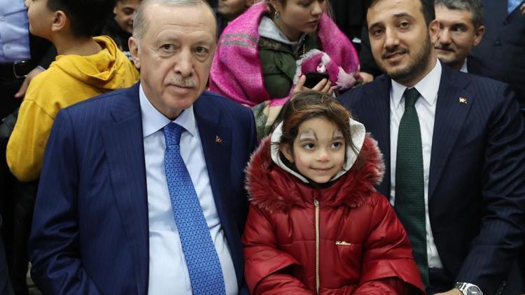 Cumhurbaşkanı Erdoğandan geceyi dışarda geçiren vatandaşları ziyaret