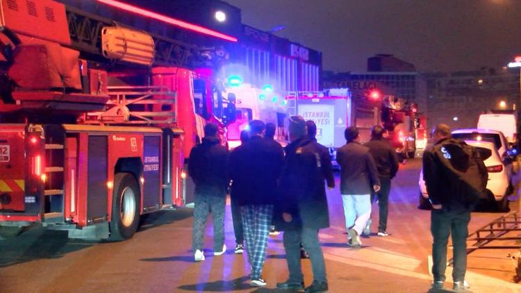 Sancaktepede oto galericiler sitesinde yangın