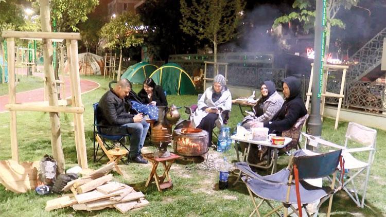 Hocalar tartışıyor vatandaş şaşkın: Eve girelim mi girmeyelim mi