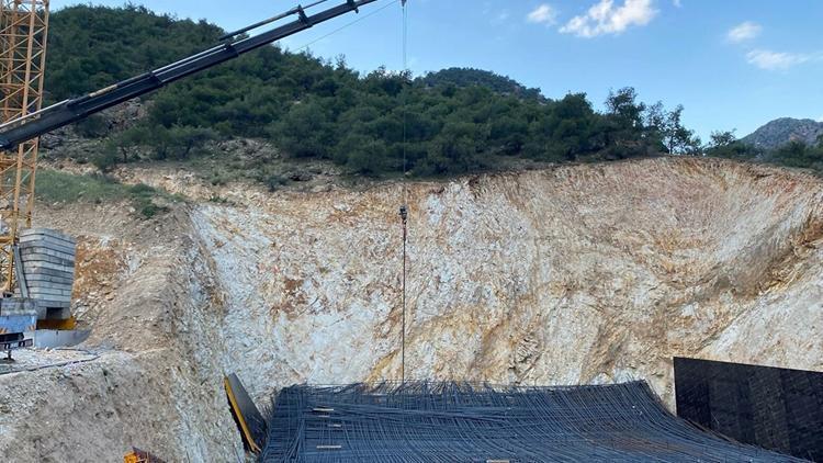 Viyadük inşaatında demir çöktü: 9 yaralı