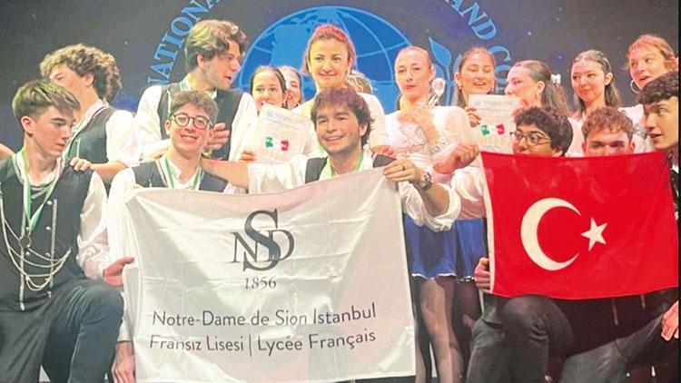 Alkışlar Notre Dame de Sion öğrencilerine: Sahne onların zafer hepimizin