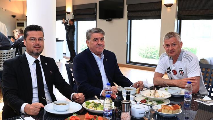 Başkan Serdal Adalıdan futbol takımına ziyaret