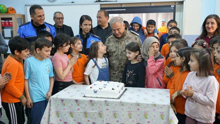 Emniyet Müdürü Turgaydan ilkokul öğrencisi Betüle doğum günü sürprizi