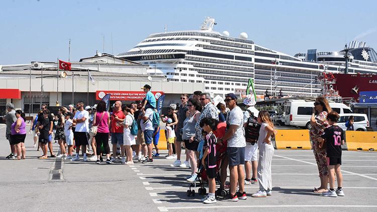 Alsancak Limanı, yılın ilk 4 ayında 31 bin 957 yolcuyu ağırladı
