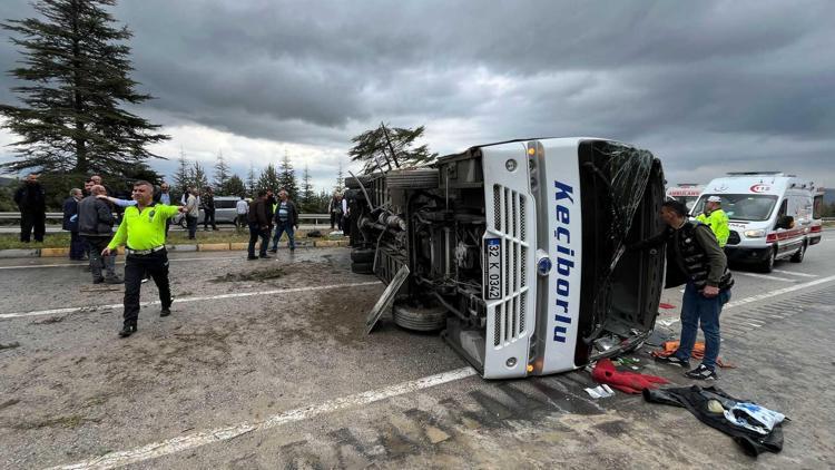 Ispartada yolcu midibüsü devrildi: 16 yaralı