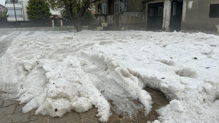 Sivaslıda sağanak ve dolu etkili oldu