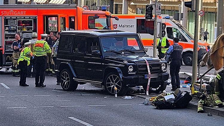 Almanyanın Stuttgart kentinde bir araç kalabalığın arasına daldı