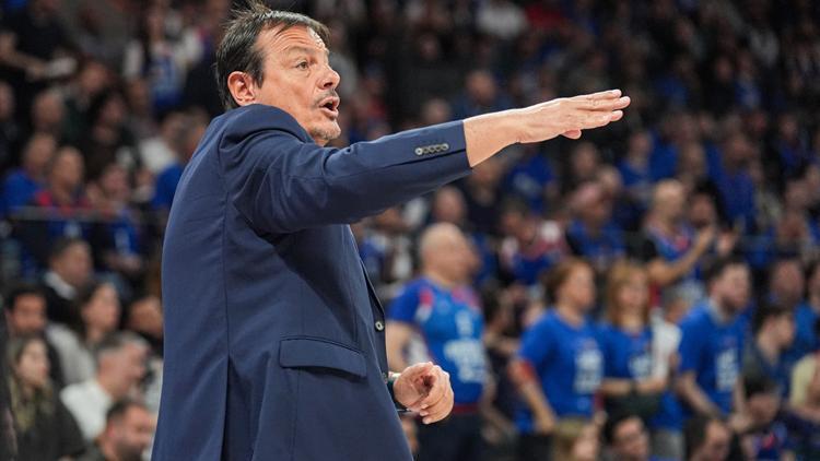 Ergin Ataman ile Anadolu Efes tribünleri arasında gerginlik