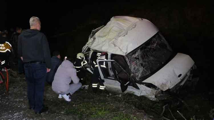 Minibüs şarampole devrildi; 1 ölü, 4 yaralı