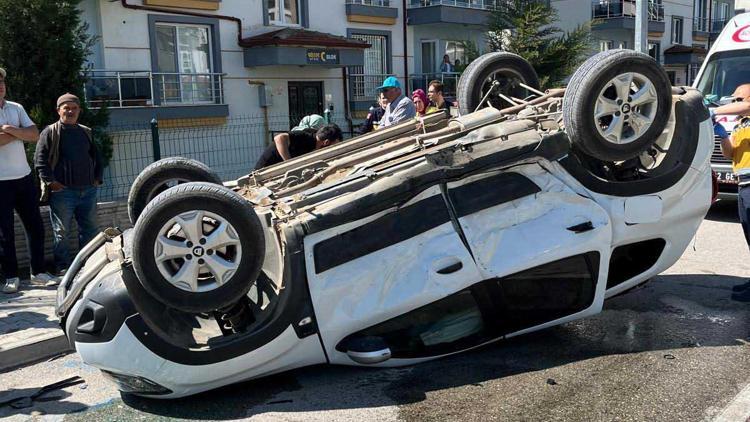 Otomobiller kavşakta çarpıştı: 4 yaralı