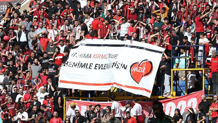 Gençlerbirliği tribününde sürpriz evlilik teklifi