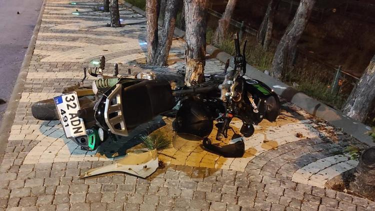 Motosiklet ağaca çarptı: 1 yaralı
