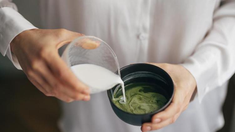 Sosyal medyada popüler oldu ama uzmanlar uyardı: Gençlerde matcha çayı akımı! Gerçekten zayıflatıyor mu?