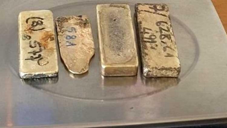 Altınları öyle bir yere sakladı ki, gümrükçüler de şaşırdı...