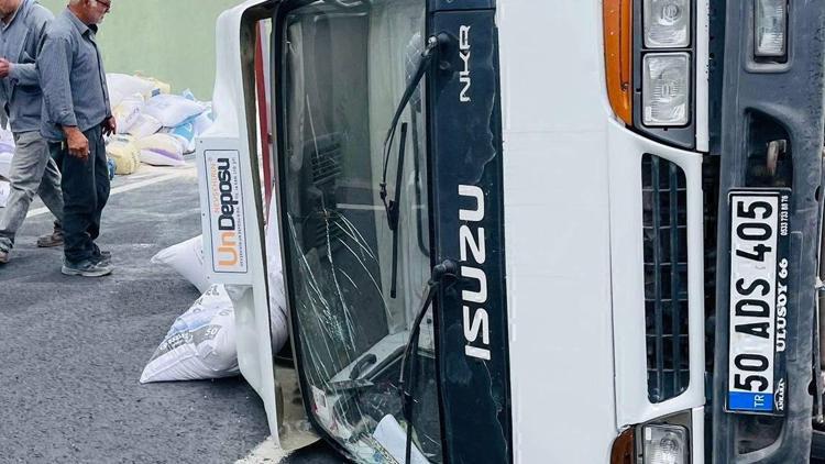 Nevşehirde kamyonet devrildi: 2 yaralı