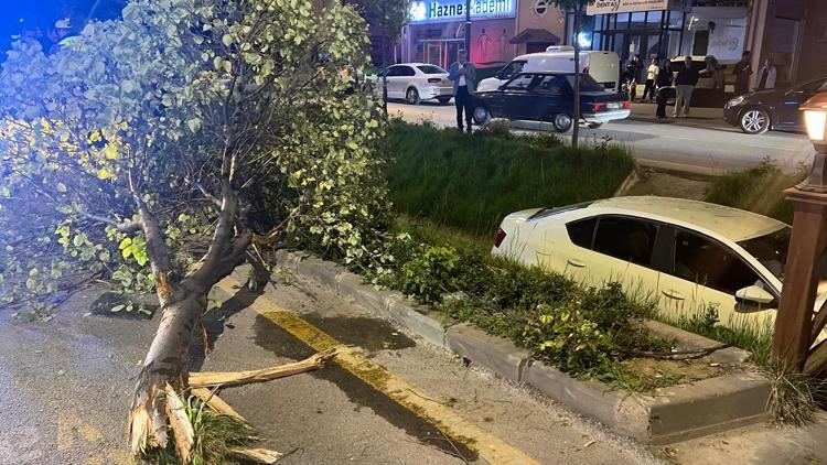 Nevşehirde çarpışan 2 otomobilden 1i su kanalına düştü; o anlar kamerada