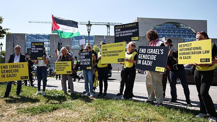 Herzog’un Berlin ziyareti protesto edildi
