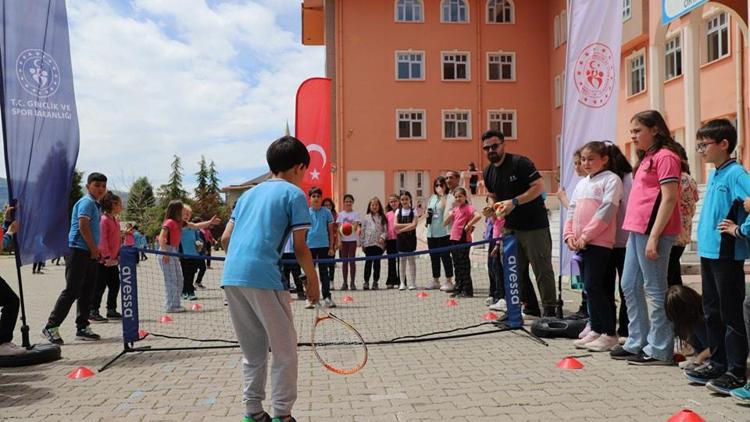 Kütahyada İlkokul Öğrencileri Tenis Turnuvasında Yarıştı