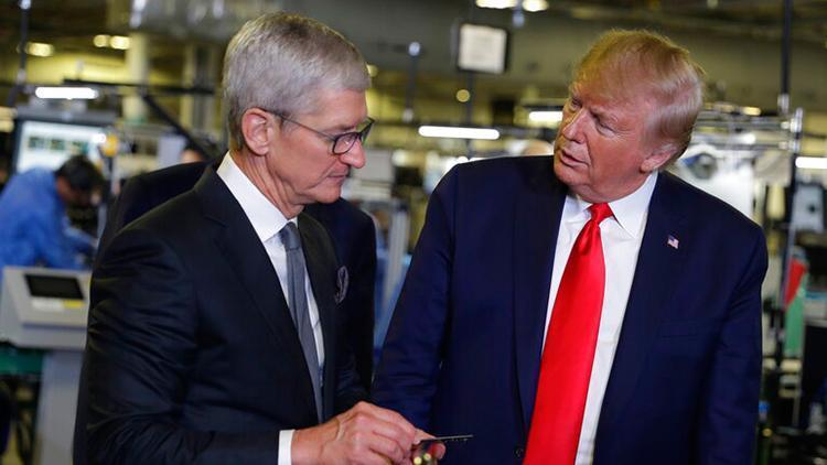 Trumptan Apple CEOsuna sert sözler: Sana gerçekten iyi davrandık