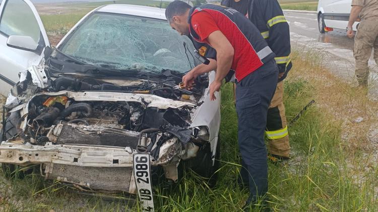 Mardinde otomobil tarlaya devrildi: 2 yaralı