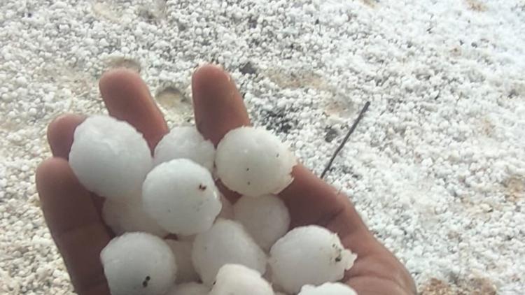 Mardinde dolu tarım arazilerine zarar verdi; oluşan hortum kamerada