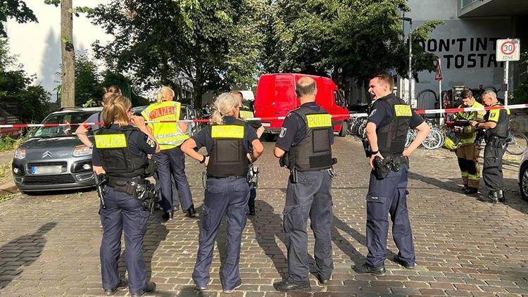 Berlin’de ortalık karıştı 50 kişi birbirine girdi