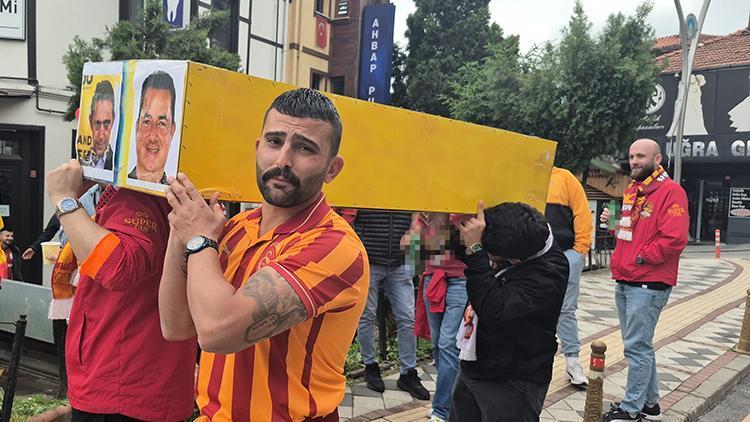 Hürriyet: Galatasaraylı taraftarlar sarı-lacivert renkli tabutla yürüdü