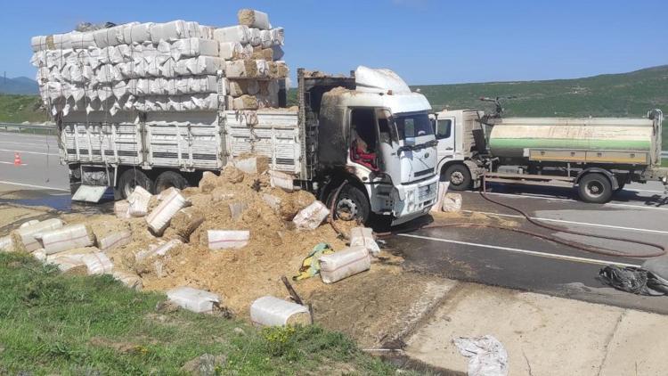 Bingölde Saman Yüklü Kamyon Yandı