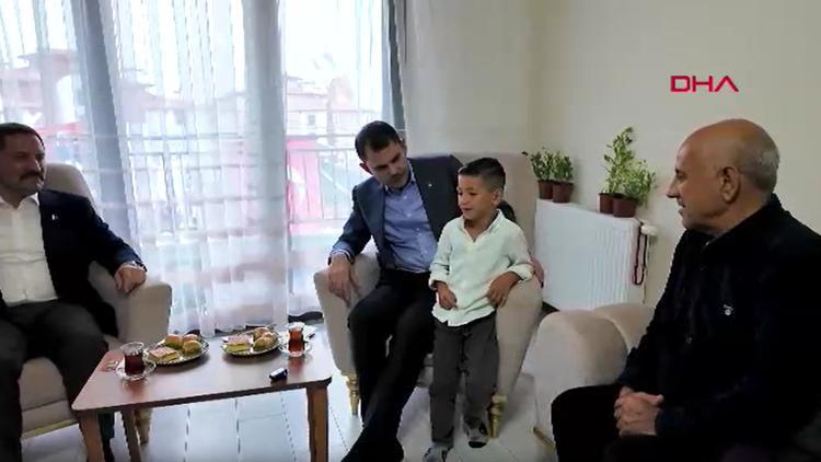 Bakan Kurum, Hatayda evlerinin yapımı tamamlanan depremzede aileye misafir oldu