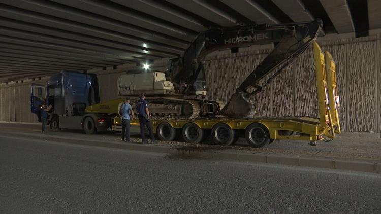 Elazığda iş makinesi yüklü TIR, alt geçitte sıkıştı