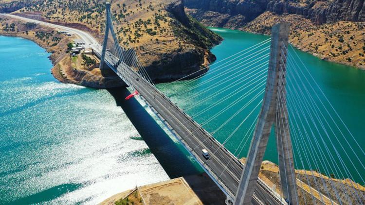 Doğunun boğaz köprüsü 10 yaşında Bakan Uraloğlu: 3,3 milyar lira tasarruf sağladık Doğunun boğaz köprüsü 10 yaşında Bakan Uraloğlu: 3,3 milyar lira tasarruf sağladık