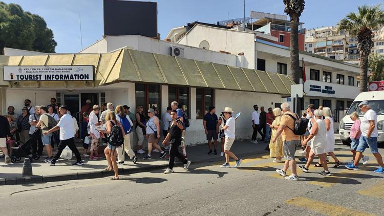 Kuşadasına aynı anda 2 kruvaziyerle 6 bin 409 turist geldi