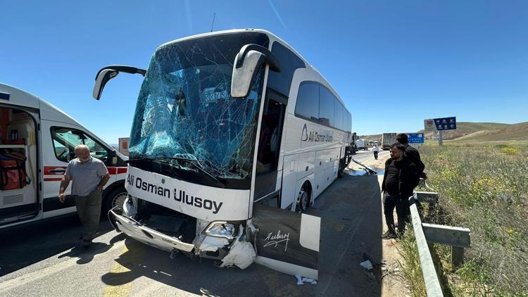 Yolcu otobüsü direğe çarptı; 2 yaralı