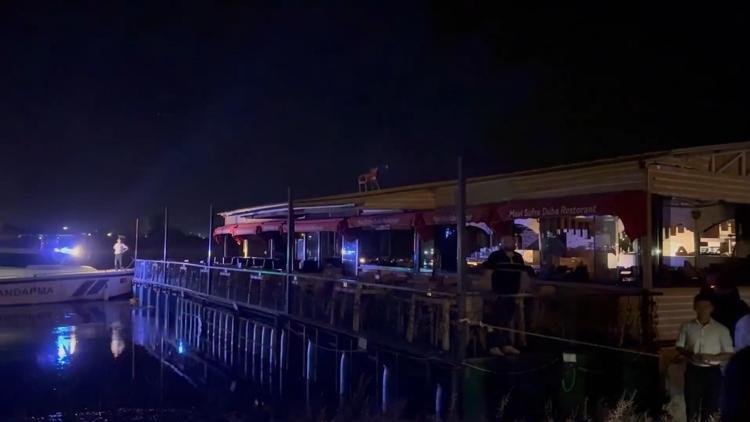Fırat Nehrinde Duba Restoranın Halatı Kopunca Paniğe Neden Oldu