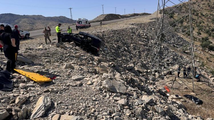 Hafif ticari araç şarampole devrildi: 3 ölü, 3 yaralı / Ek fotoğraflar