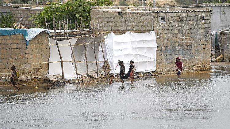 Pakistandaki fırtınada binalar çöktü: 18 kişi hayatını kaybetti