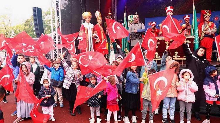 Berlin’de iki şenlik bir arada
