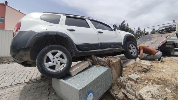 Park Halindeki Araç Freni Boşalıp Elektrik Kutusuna Çarptı